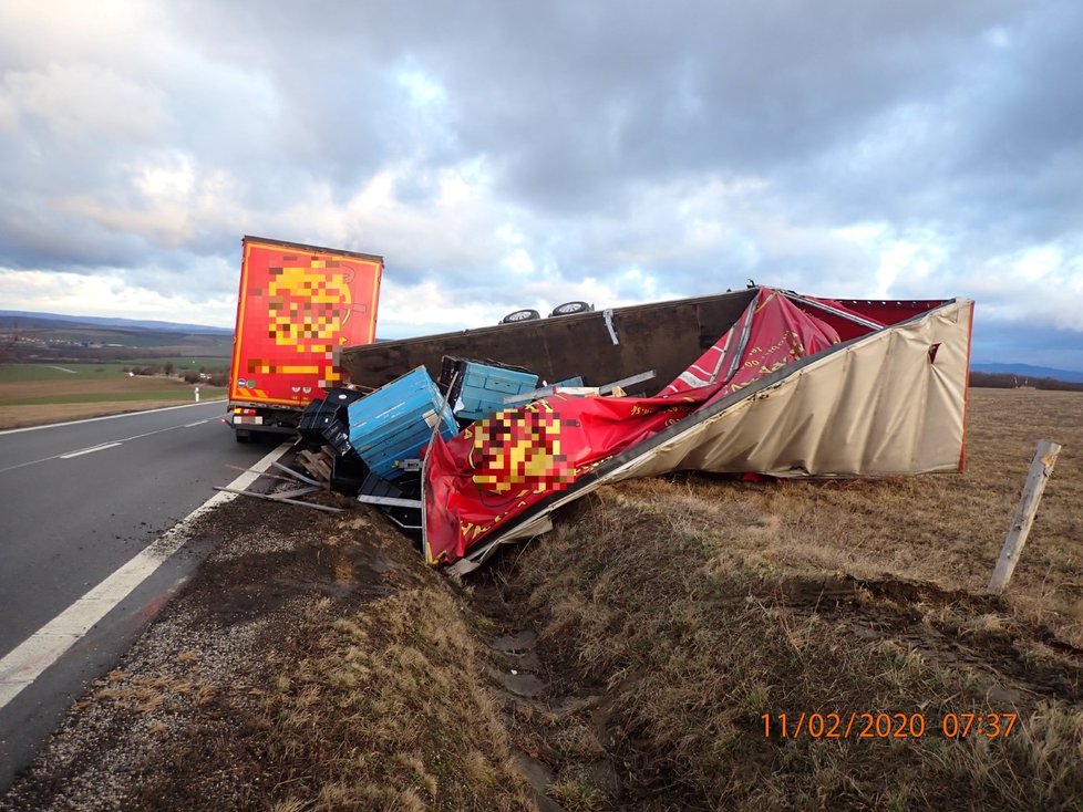 U Horního Němčí na Uherskohradišťsku sfoukl 11. února ráno silný vítr přívěs nákladního automobilu.