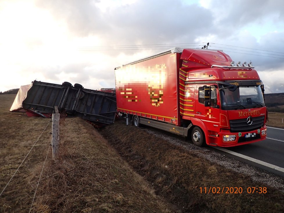 U Horního Němčí na Uherskohradišťsku sfoukl 11. února ráno silný vítr přívěs nákladního automobilu.