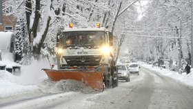 Ve Zlínském kraji nasněžilo až 25 centimetrů sněhu. Sněžení přináší komplikace v dopravě, některé úseky jsou sjízdné obtížně. Štefánikova ulice ve Zlíně.