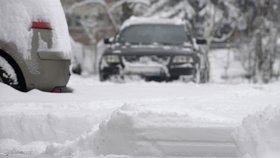 Ve Zlínském kraji nasněžilo až 25 centimetrů sněhu. Sněžení přináší komplikace v dopravě, některé úseky jsou sjízdné obtížně. Vrstva sněhu na parkovišti ve Zlíně.