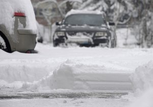 Ve Zlínském kraji nasněžilo až 25 centimetrů sněhu. Sněžení přináší komplikace v dopravě, některé úseky jsou sjízdné obtížně. Vrstva sněhu na parkovišti ve Zlíně.