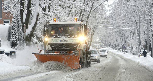 Ledovka, sníh a mlha komplikují dopravu. Problémy hlásí Čechy i Morava