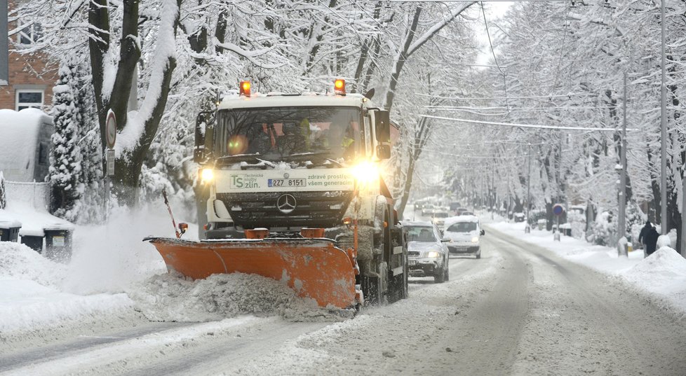 Ve Zlínském kraji nasněžilo až 25 centimetrů sněhu. Sněžení přináší komplikace v dopravě, některé úseky jsou sjízdné obtížně. Štefánikova ulice ve Zlíně.