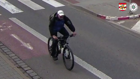 Neznáte ho? Policie zveřejnila video s mužem, který ukradl v Břeclavi bicykl.