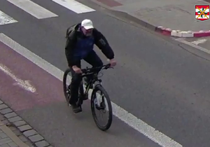 Neznáte ho? Policie zveřejnila video s mužem, který ukradl v Břeclavi bicykl.