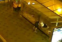 Opilý mladík usnul v Plzni na zastávce: Zloděj ho okradl a šel mu vybílit i byt