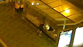 Opilý mladík usnul v Plzni na zastávce: Zloděj ho okradl a šel mu vybílit i byt