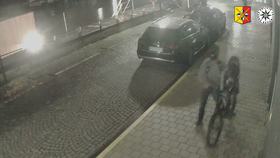 Pražští policisté pátrají po muži, který ukradl dvě elektrokola z nosiče zaparkovaného vozidla.