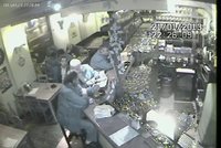 Drzý zloděj v pražské restauraci: Zatímco nenápadně popíjel, okradl hosta