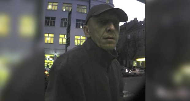 Policisté pátrají po muži, který z bankomatu neoprávněně vybral 12 tisíc korun.