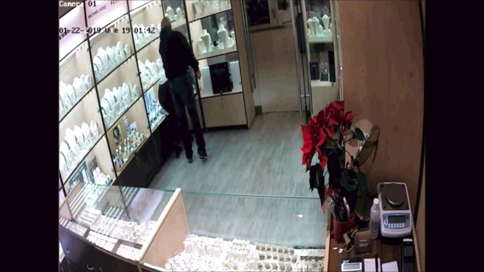 Neznáte ho? Prodavačka se ohýbá ke spodní vitríně, zloděj bleskově nad její hlavou sebere náhrdelník.