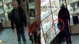 Chmaták sebral nad hlavou prodavačky zlatý náhrdelník: Udělal jedinou chybu, zapomněl na  kameru