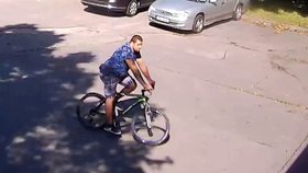 Zloděj přijel na parkoviště na kole. Potom zkoušel ukradené klíče, zda nepasují k některému z renaultů.