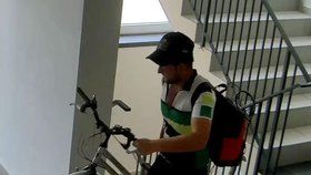 Zloděj krade kola převlečený za cyklistu.