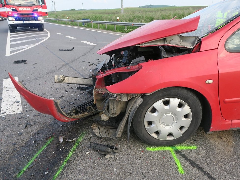 Zloděj (21) ukradl v Brně autobus, ujel přes 100 kilometrů, zavinil vážnou dopravní nehodu a poškodil železniční přejezd.
