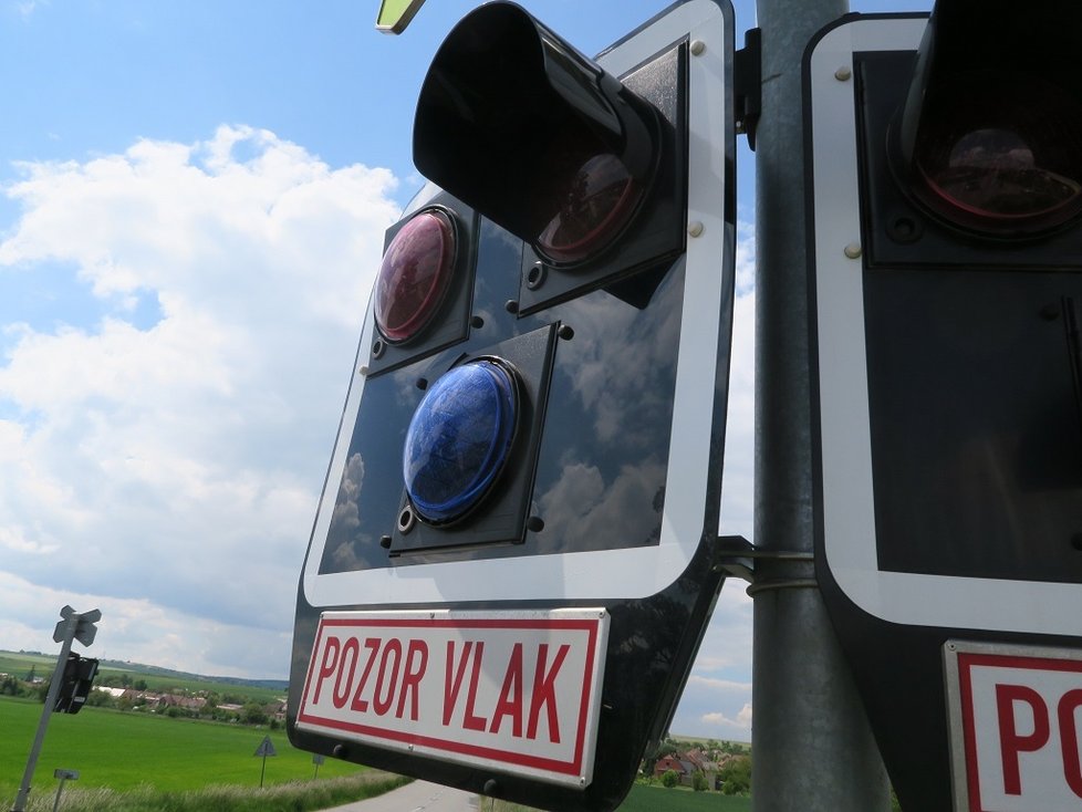 Zloděj (21) ukradl v Brně autobus, ujel přes 100 kilometrů, zavinil vážnou dopravní nehodu a poškodil železniční přejezd.