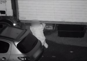 Strážníci uviděli na kamerovém záznamu zloděje, jak krade autobaterii z nákladního auta.