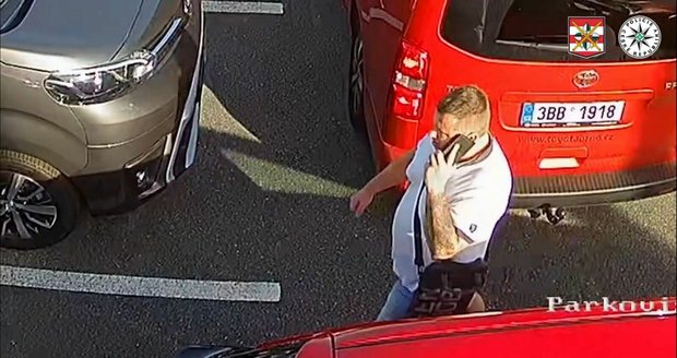 Policisté se snaží zjistit totožnost muže, který v brněnském autosalonu ukradl 19 zpětných zrcátek.