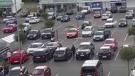 Muž na parkovišti v České Lípě čekal, až odejde žena od auta a okradl ji.