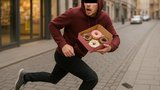 Neskutečná hloupost v Brně: Zloděj ukradl donuty za stovku a nechal tam značkový mobil