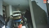 VIDEO: Stupidní zloděj v Brně kradl prázdný trezor a policistům tvrdil: Já tu jen spal!