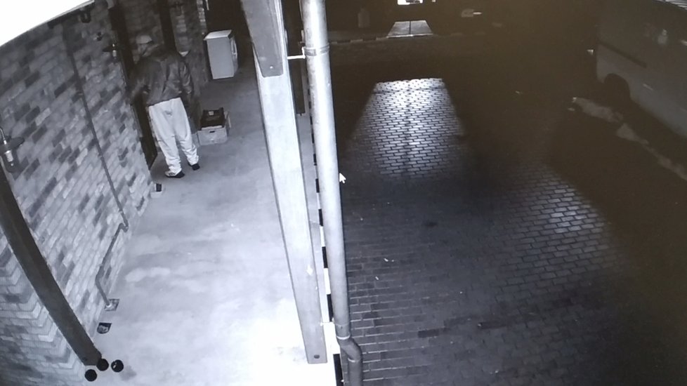 Kamera zachytila zloděje krátce před vloupáním do hotelu v Bzenci.