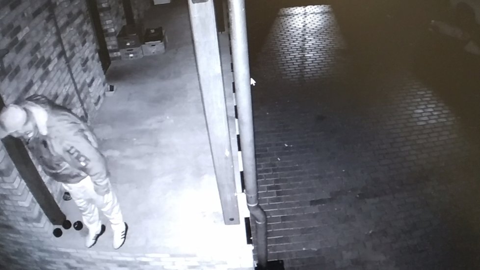 Kamera zachytila zloděje krátce před vloupáním do hotelu v Bzenci.