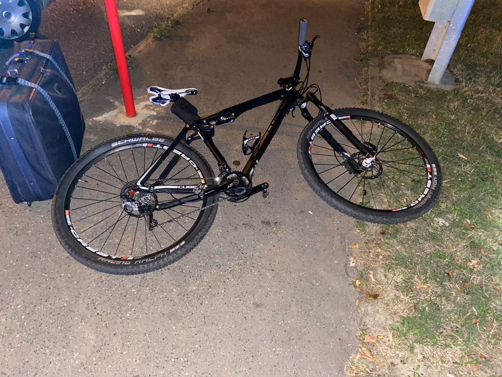 Zloděj (31) ukradl kolo ze střešního nosiče jednoho z  aut na parkovišti OC Černý Most. Policista ho dvě hodiny po oznámení krádeže chytil.