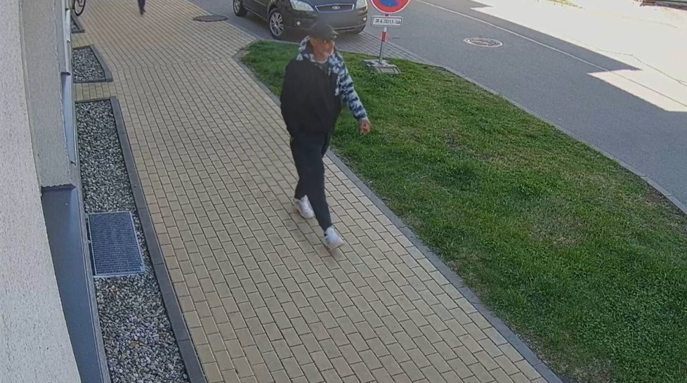 Policisté z Hodonína pátrají po zloději, který ukradl z košíku kola peněženku.