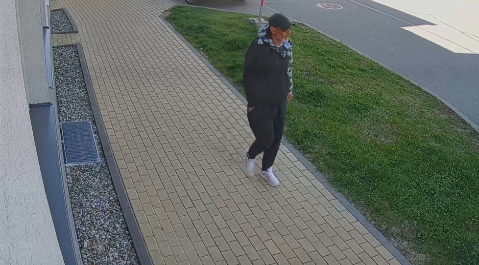 Policisté z Hodonína pátrají po zloději, který ukradl z košíku kola peněženku.