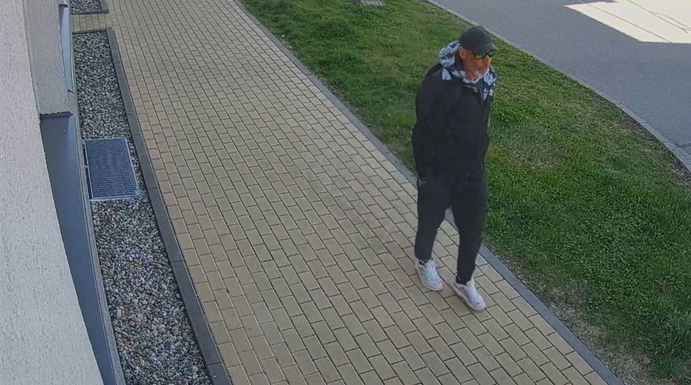 Policisté z Hodonína pátrají po zloději, který ukradl z košíku kola peněženku.