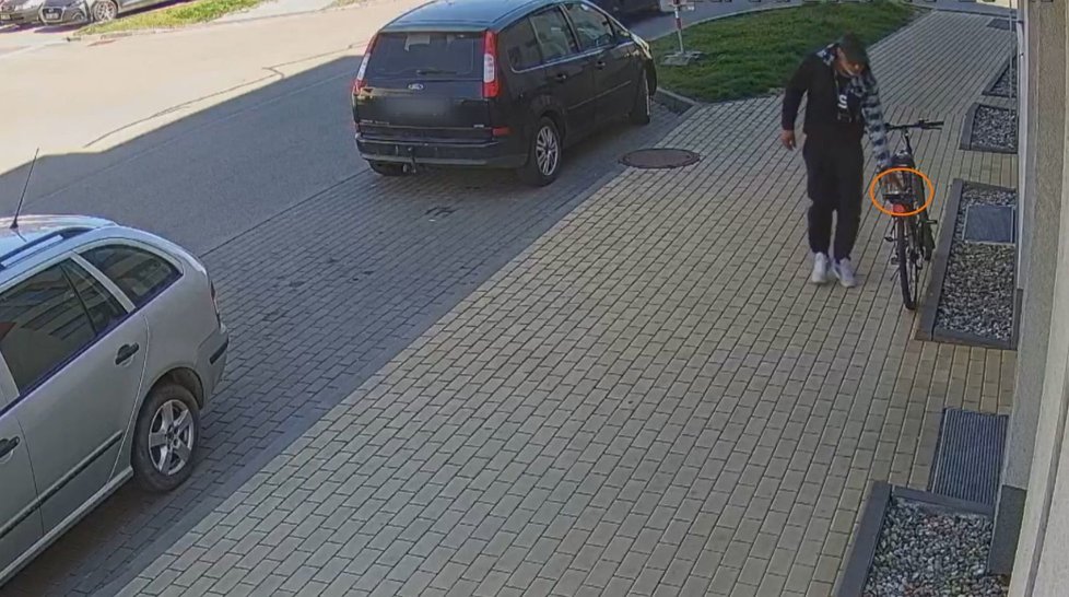 Policisté z Hodonína pátrají po zloději, který ukradl z košíku kola peněženku.