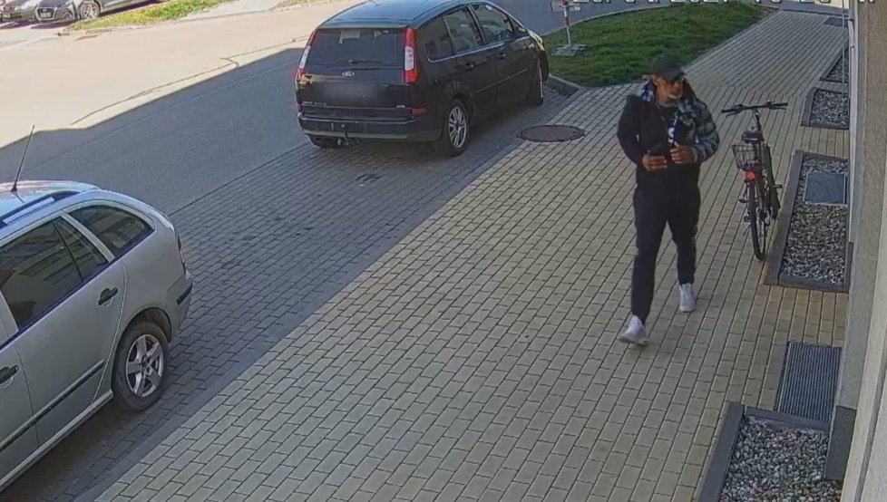 Policisté z Hodonína pátrají po zloději, který ukradl z košíku kola peněženku.