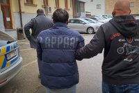 Drzoun z Brna okradl stařenku: Kriminalisté mu po pár dnech zacvakli na zápěstích pouta