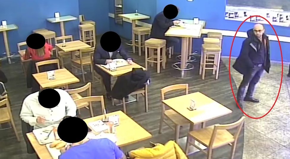 Policie pátrá po dvojici mužů, která v brněnské restauraci okradla jednatele firmy skoro o čtvrt milionu korun.