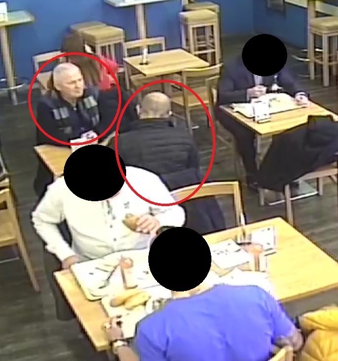 Policie pátrá po dvojici mužů, která v brněnské restauraci okradla jednatele firmy skoro o čtvrt milionu korun.