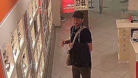 Zloděj ukradl v letňanském obchodním centru sluneční brýle za více než 5 tisíc korun.