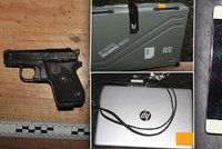 Kriminálka objevila zlodějskou schovávačku: V křoví byla ukrytá kola, elektronika i pistole
