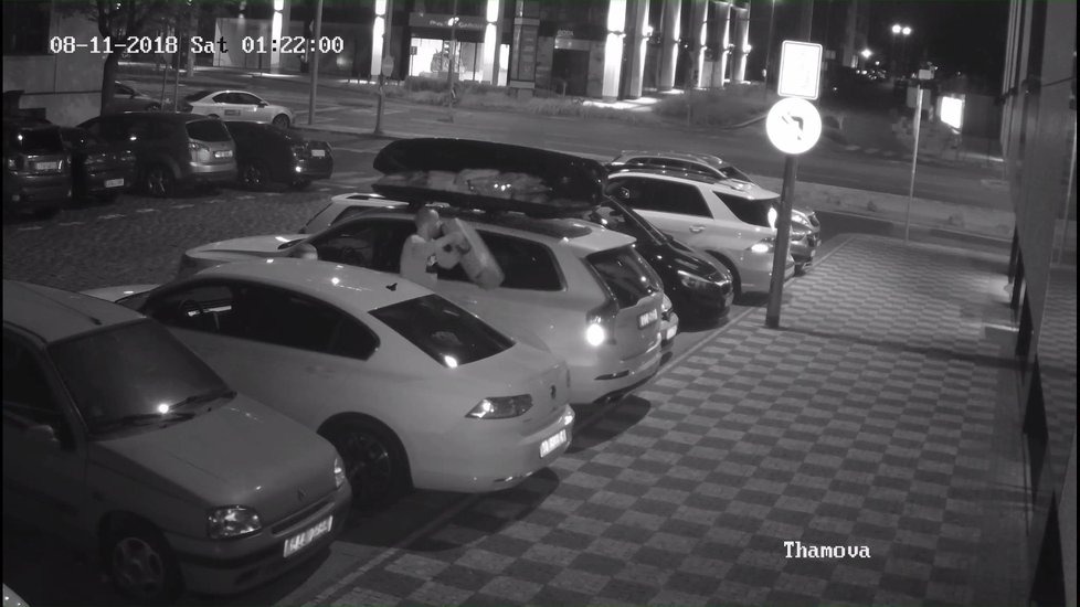 Zloděj krade jízdní kola a vybavení v Karlíně, hledá ho policie.