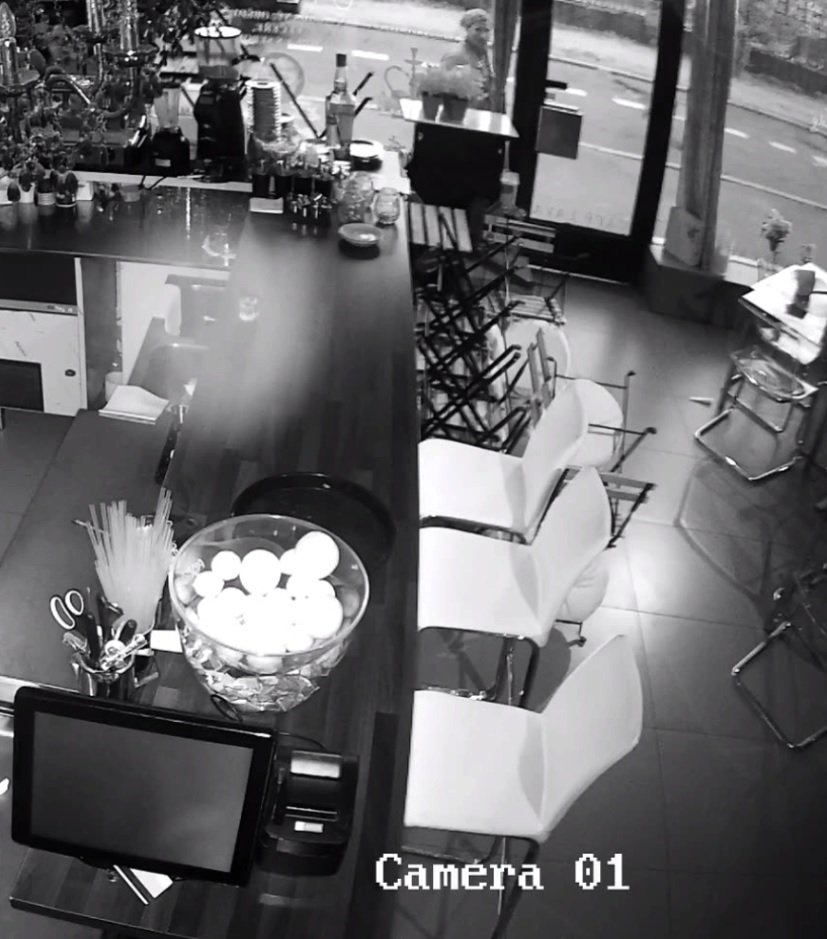Zloděj se vloupal do kavárny na Ládví, odnesl si odtud peněženku.