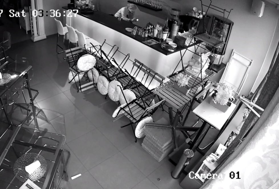 Zloděj se vloupal do kavárny na Ládví, odnesl si odtud peněženku.