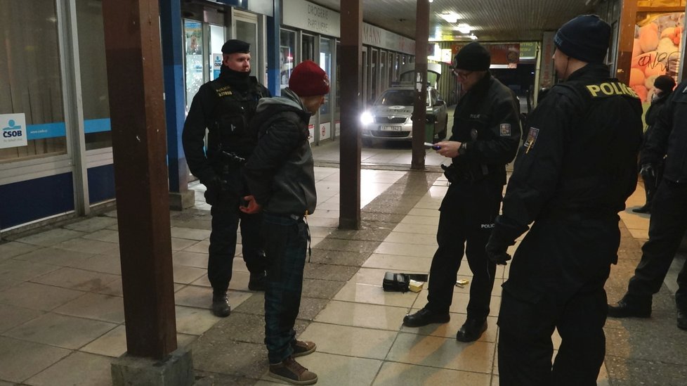 Pražští policisté zadrželi zloděje, který chtěl vykrást banku na Hájích.