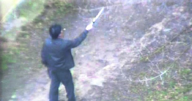 Jeden ze mstitelů se na záběru kamery vyzbrojil mačetou