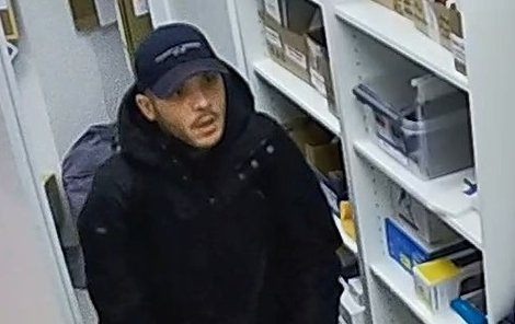 Tento zloděj v centru města ukradl v obchodě mobily za půl milionu korun. 