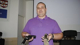 Kriminalista Pavel Bojanovský ukazuje zbraně zatčeného nebezpečného zloděje.