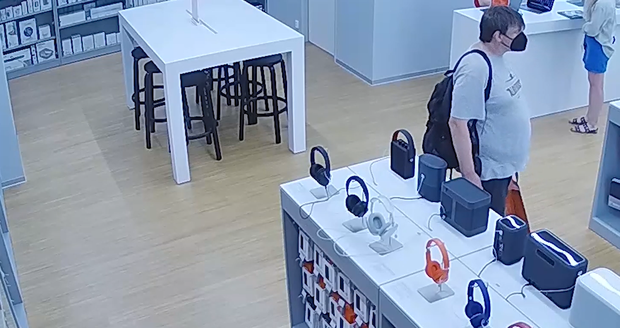 Zloděj kradl v obchodech s elektronikou. Způsobil škody za téměř sto tisíc