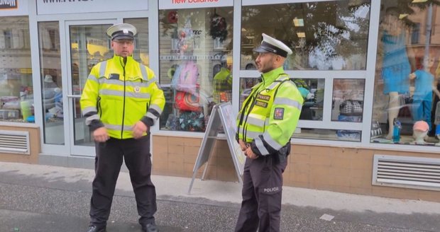 Policisty přivolali k obchodu kolemjdoucí, které výstřel na ulici polekal. Zloděj vyfasoval rok a půl vězení, obchodník spáchal podle policie neadekvátní reakcí přestupek.