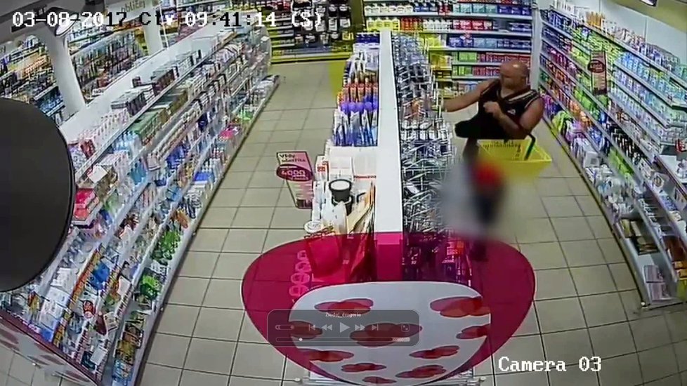 Přibližně čtyřicetiletý muž si dával při krádeži pozor, jestli ho nikdo nevidí. Nevšiml si ale, že ho po celou dobu zaznamenává bezpečnostní kamera.
