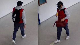 Policie hledá tohoto muže, který by mohl objasnit krádež kabelky v ostravské nemocnici.