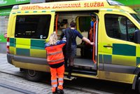 Drama v Plzni: Zloděj při útěku srazil k zemi dva lidi a zranil je
